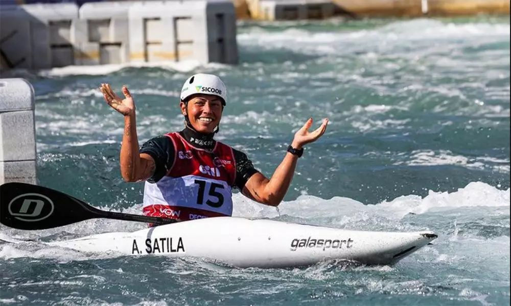 Na imagem, Ana Sátila lamentando com sua canoa.