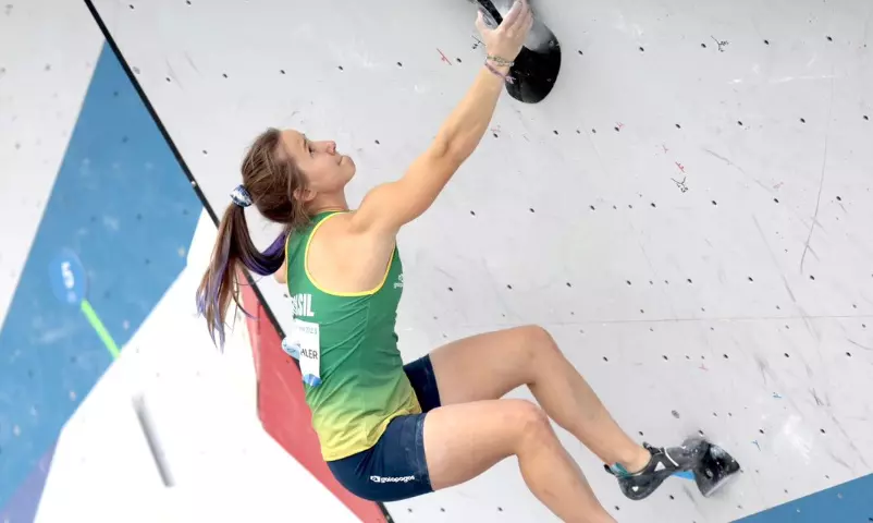 Na imagem, Anja Köhler em seu esforço para subir a parede.