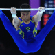 Arthur Nory em ação na barra fixa do Mundial de ginástica artística
