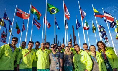 parte da delegação do Time Brasil no hasteamento da bandeira na Vila dos Atletas dos Jogos Pan-Americanos Santiago 2023