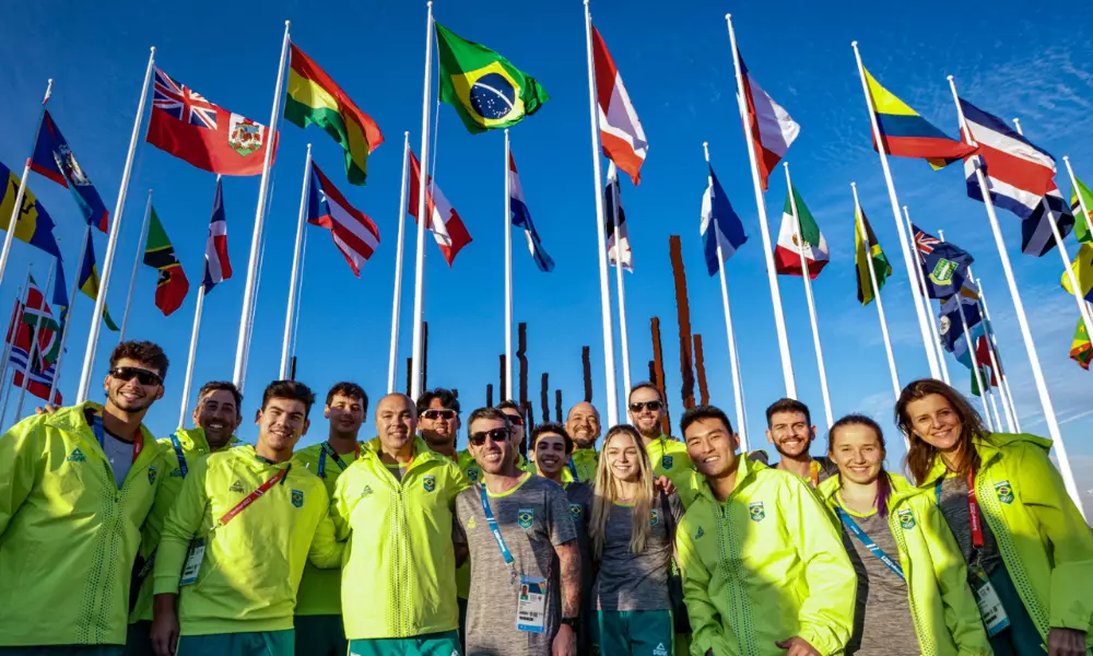 parte da delegação do Time Brasil no hasteamento da bandeira na Vila dos Atletas dos Jogos Pan-Americanos Santiago 2023