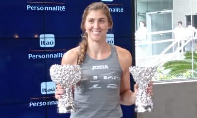 Na imagem, Bia Haddad segurando os dois troféus que conquistou em Zhuhai.