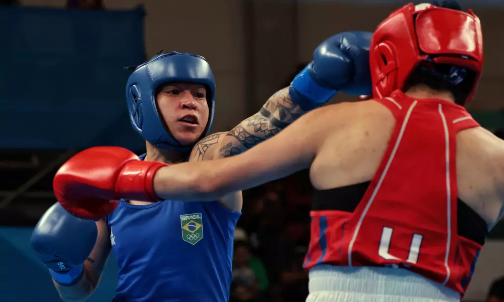 Bia Ferreira lutando contra norte-americana. Ela garantiu vaga na final do boxe nos Jogos Pan-Americanos de Santiago-2023. Keno Machado e Tatiana Chagas