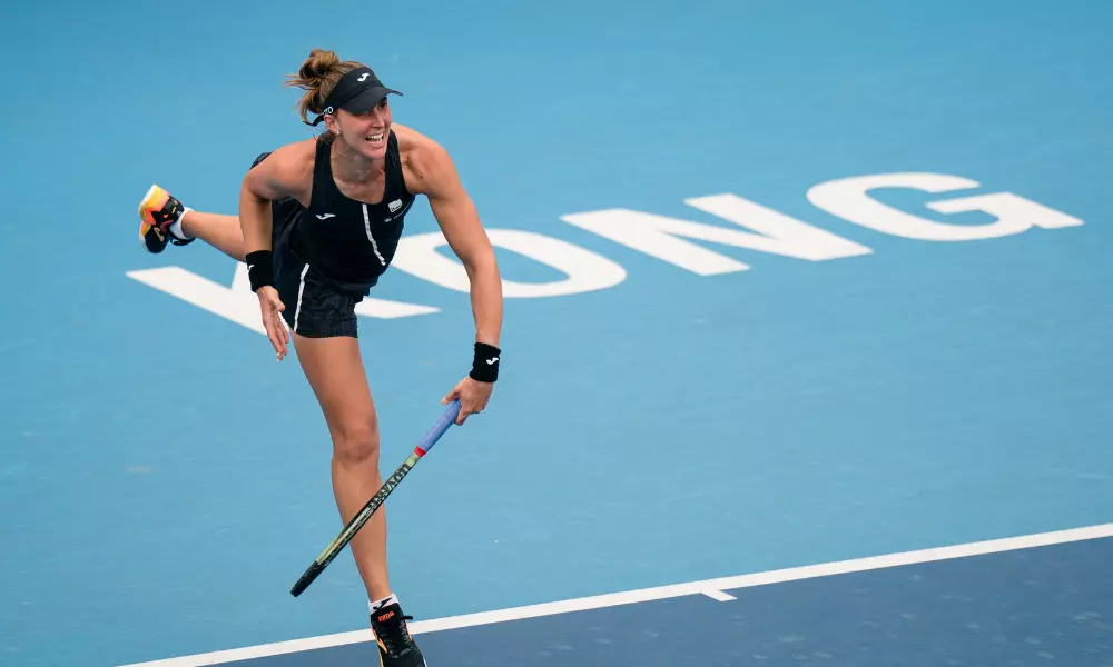 Bia Haddad Maia sacando no WTA 250 de Hong Kong, Aberto de Cincinnati, onde assistir, Donna Vekić