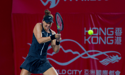 Bia Haddad fazendo uma devolução de backhand no WTA 250 de Hong Kong