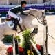 Na imagem, Luciana Diniz, do Brasil, saltando obstáculo com seu cavalo Vertigo du Desert.