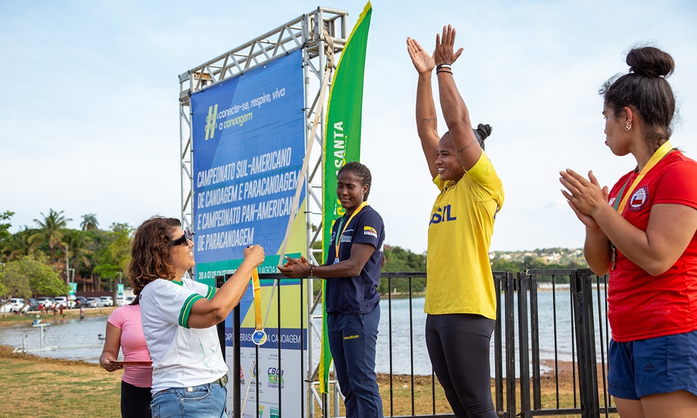 Na imagem, uma das inúmeras atletas do Brasil que conquistaram medalhas.