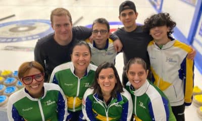 Na imagem, times masculino e feminino do Brasil de curling.
