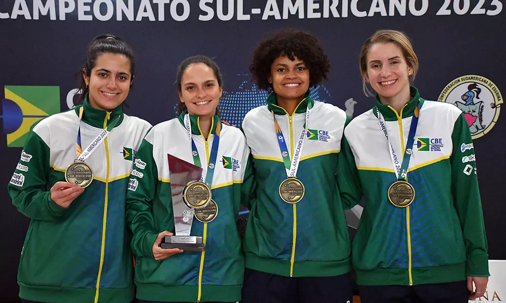 Na imagem, time do Brasil que venceu no florete.