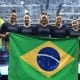 Na imagem, Time do Brasil com a bandeira, após a conquista da prata.