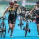 Na imagem, Vittoria Lopes, uma das atletas do Brasil na etapa da Copa do Mundo, no momento de transição com sua bicicleta.