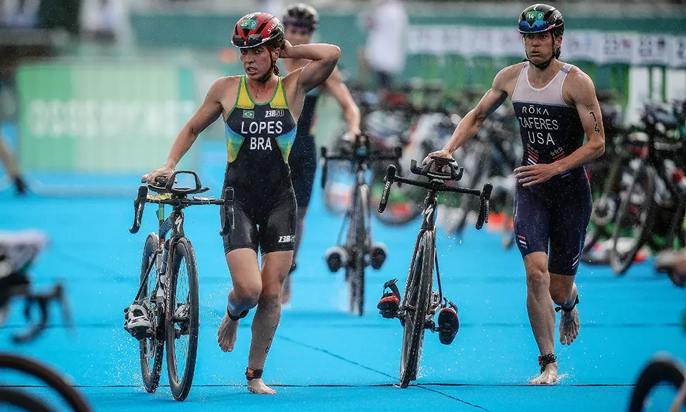 Na imagem, Vittoria Lopes, uma das atletas do Brasil na etapa da Copa do Mundo, no momento de transição com sua bicicleta.