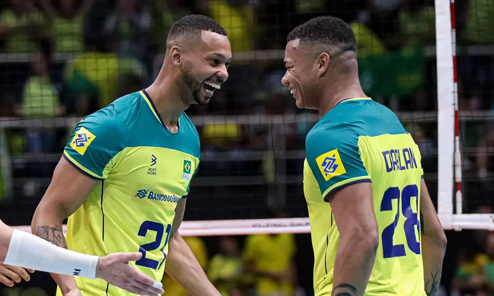 Na imagem, os irmãos Darlan e Alan comemoram a vitória do Brasil contra o Irã no Pré-Olímpico de vôlei.