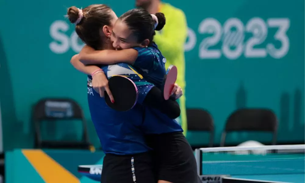 Bruna e Giulia Takahashi se abraçam nos Jogos Pan-Americanos de Santiago-2023