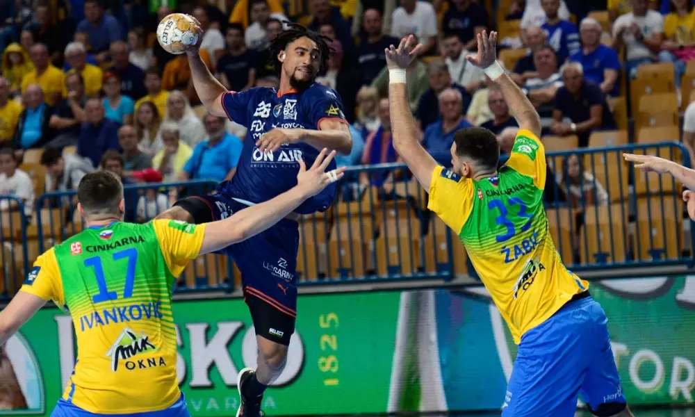 Bryan Monte salta para atacar bola em partida do Montpellier na Champions League de handebol masculino