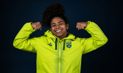 Na imagem, Laura fazendo pose mostrando sua força.