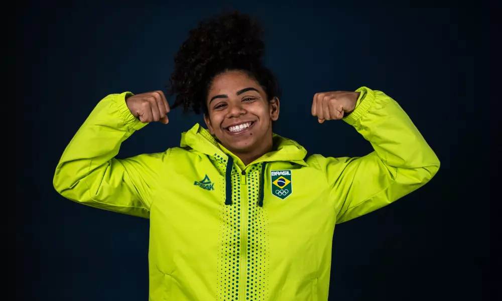Na imagem, Laura fazendo pose mostrando sua força.