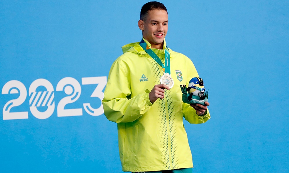 Na imagem, Guilherme Caribé mostrando seu terceiro ouro.