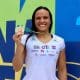 Na imagem, Carol Santiago exibindo suas novas medalhas.