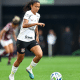 Jaqueline, do Corinthians, domina a bola em partida da Libertadores de futebol feminino