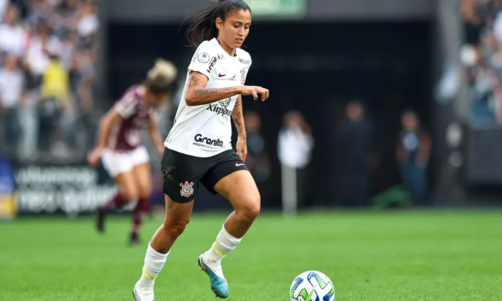 Jaqueline, do Corinthians, domina a bola em partida da Libertadores de futebol feminino