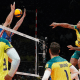 Darlan atacando bola contra bloqueio da República Tcheca no Pré-olímpico de vôlei masculino