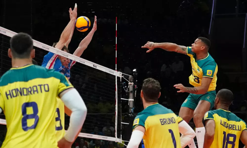 Darlan atacando bola contra bloqueio da República Tcheca no Pré-olímpico de vôlei masculino