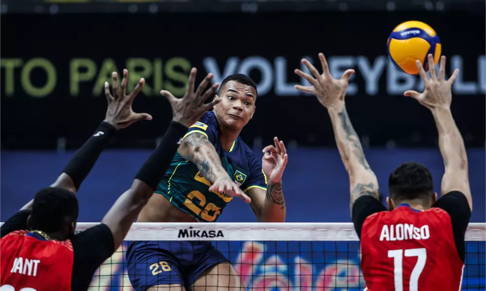 Darlan atacando em jogo do Brasil contra Cuba no Pré-Olímpico de vôlei masculino
