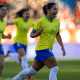 Debinha comemora gol em partida Brasil x Canadá