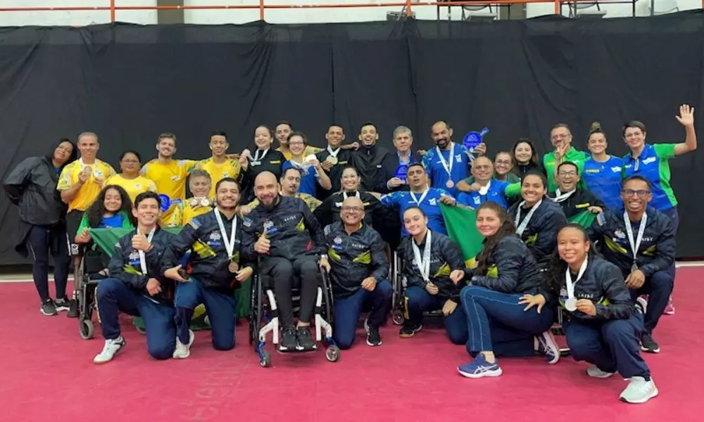 Delegação do Brasil reunida para comemorar os resultados na Copa Tango (Divulgação/CBTM)