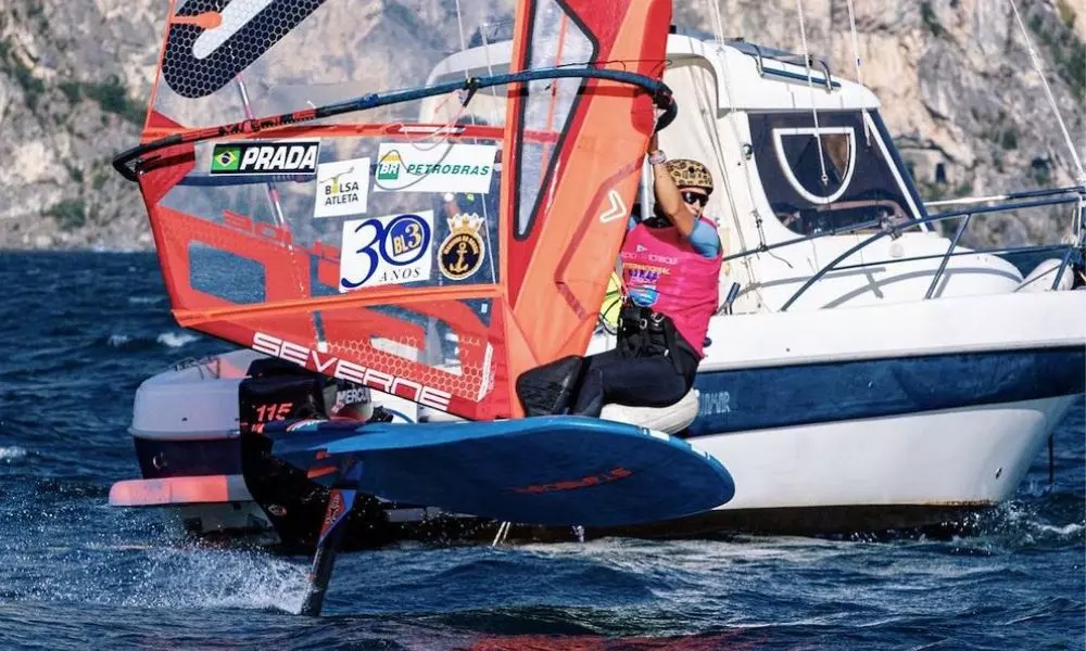Brasileira Giovanna Prada em ação no IQFoil International Games (Foto: Elena Giolai)