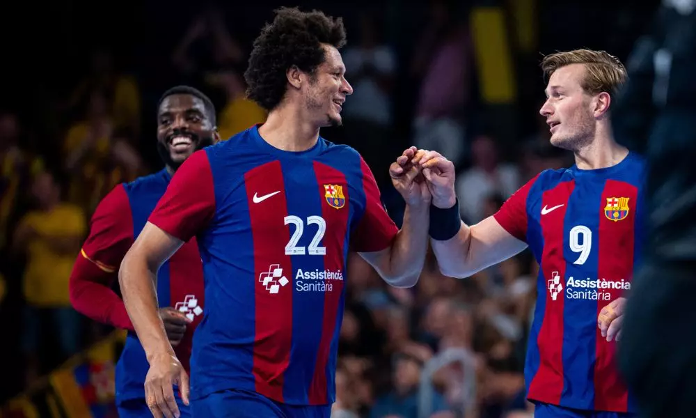Brasileiro Thiagus Petrus (camisa 22), jogador do Barcelona na vitória do clube pela Liga dos Campeões (Reprodução/X/@FCBhandbol)