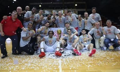 Comemoração do time do Paulistano no título do Paulista sobre o Corinthians tabela do paulista de basquete masculino