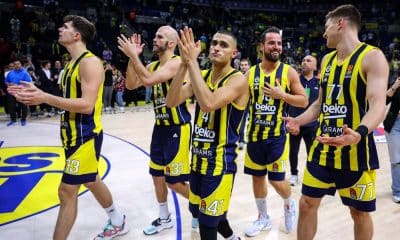 Equipe do Fenerbahçe, time do brasileiro Raulzinho, comemorando a vitória na EuroLeague (Reprodução/X/@FBBasketbol)