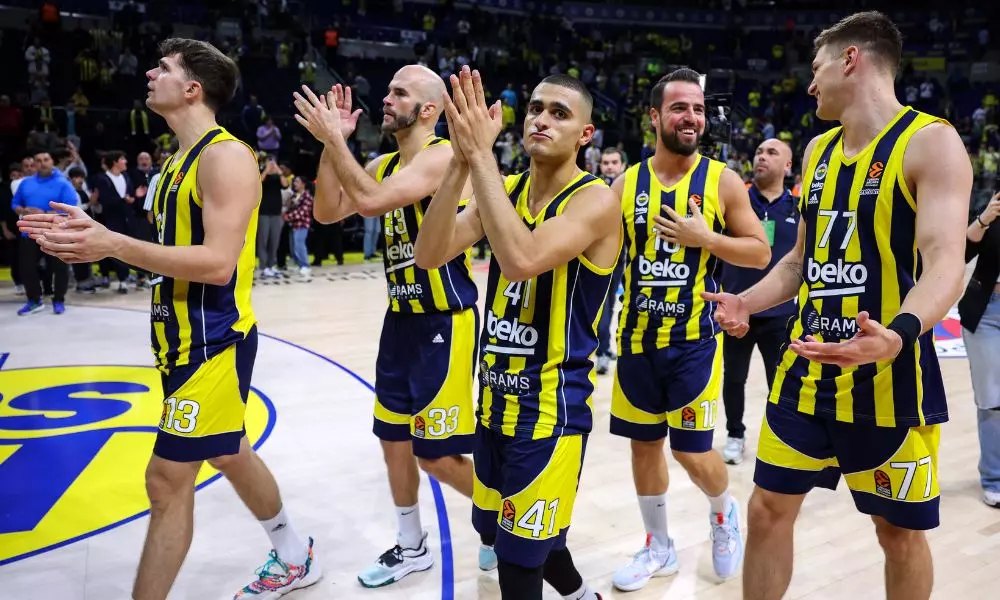 Equipe do Fenerbahçe, time do brasileiro Raulzinho, comemorando a vitória na EuroLeague (Reprodução/X/@FBBasketbol)