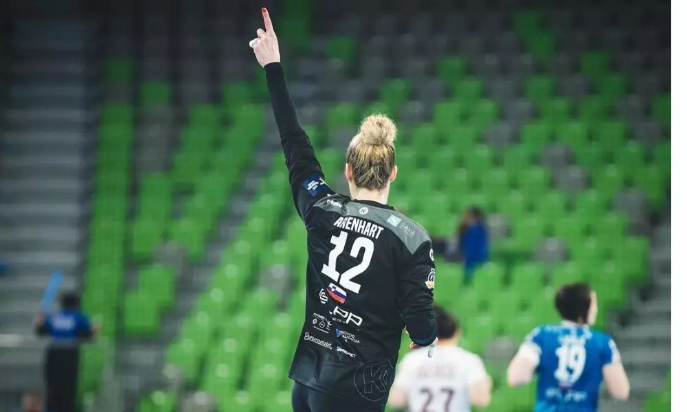 Goleira brasileira Babi Arenhart em ação na Liga dos Campeões de handebol feminino (Reprodução/Instagram/@babiarenhart)
