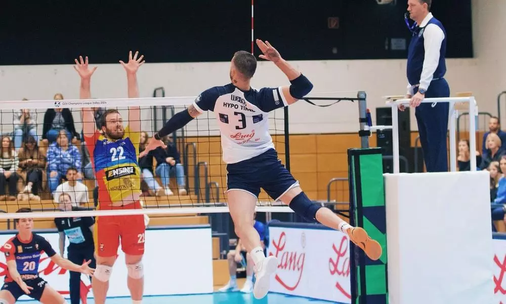 Na imagem, o brasileiro Luan Weber atacando uma bola em jogo válido pela Champions League (Reprodução/Instagram/@hypotirolvolleyballteam)