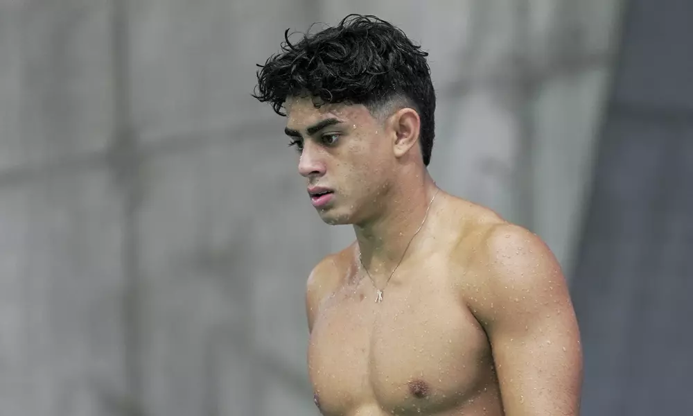 Diogo Silva olha para baixo, sem camisa. Ele fez dupla com Rafael Fogaça nos Jogos Pan-Americanos Santiago-2023