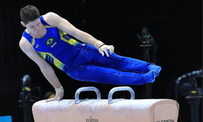 Diogo Soares durante apresentação no cavalo com alças do Mundial de ginástica artística; ele garantiu vaga olímpica