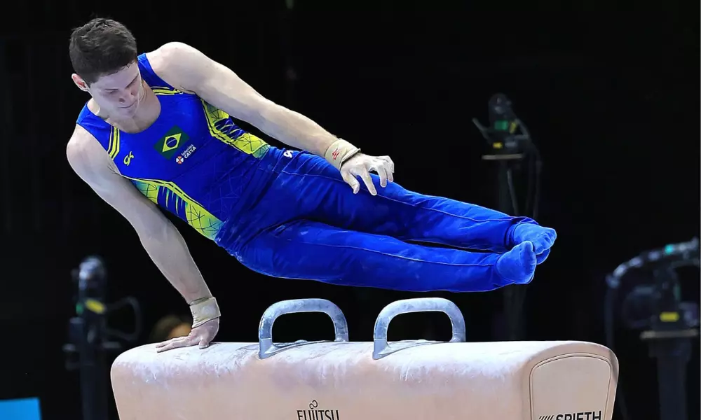 Diogo Soares durante apresentação no cavalo com alças do Mundial de ginástica artística; ele garantiu vaga olímpica