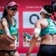 Na imagem, Duda e Ana Patrícia, uma das três duplas brasileiras classificadas, comemorando mais uma vitória.