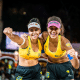 Duda e Ana Patrícia posam para foto após vitória no Campeonato Mundial de vôlei de praia