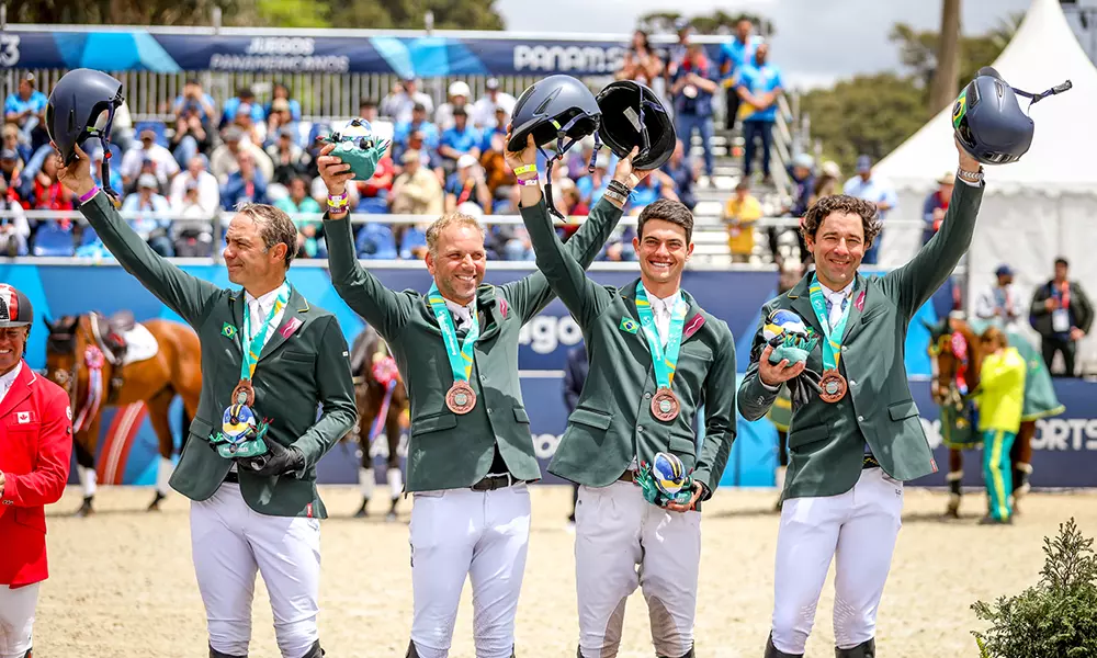 Na imagem, a equipe brasileira, com Carlos Parro, Márcio Jorge, Ruy Fonseca e Rafael Losano, no pódio.