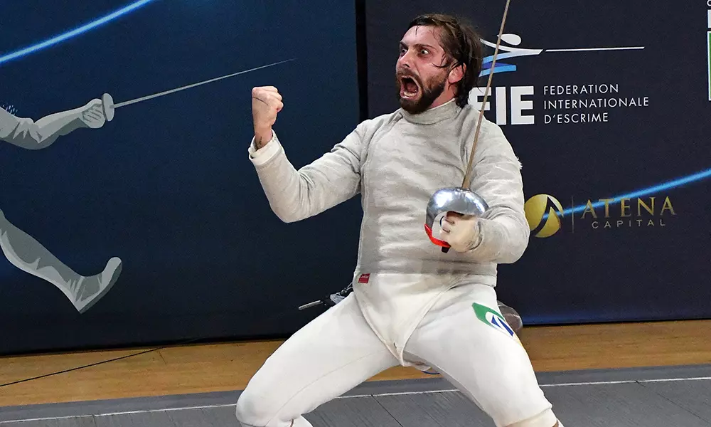 Na imagem, Enrico Pezzi vibrando com o título conquistado.