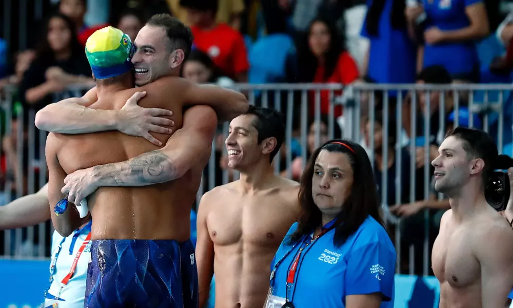 Equipe brasileira do 4x200m livre comemora ouro da natação nos Jogos Pan-Americanos de Santiago