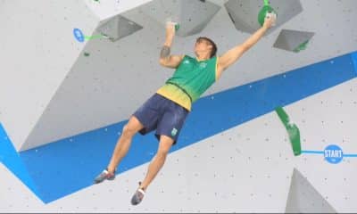 Na imagem, Felipe Ho pendurado na parede entre obstáculos.