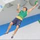 Na imagem, Felipe Ho pendurado na parede entre obstáculos.