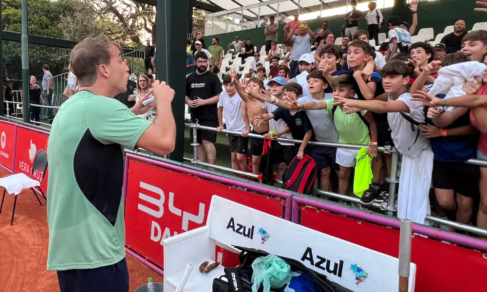 Felipe Meligeni distribuiu autógrafos após partida no Challenger de Campinas