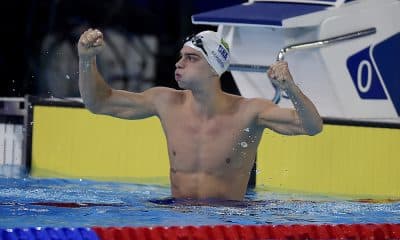 Na imagem, Fernando Scheffer, o outro postulante ao casal de porta-bandeiras do Brasil.