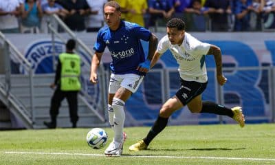 Na imagem, Fernando preparando o chute do gol.
